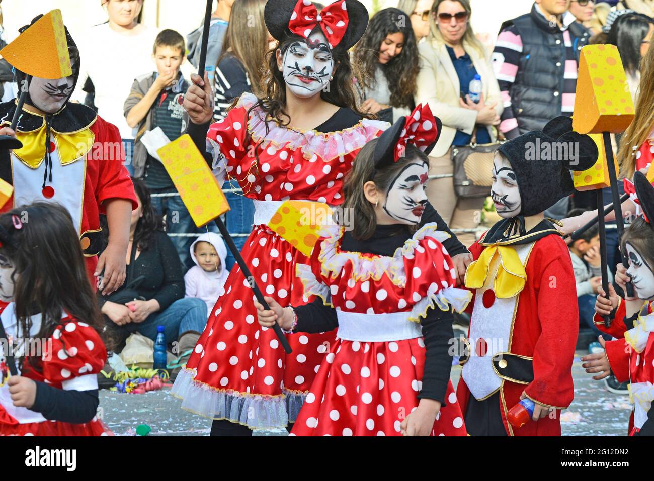 NIÑOS DE COLORES, PAPHOS CARNAVAL, PAPHOS, CHIPRE. FEBRERO, 2014. Los coloridos trajes de los niños alegran el carnaval festivo Foto de stock