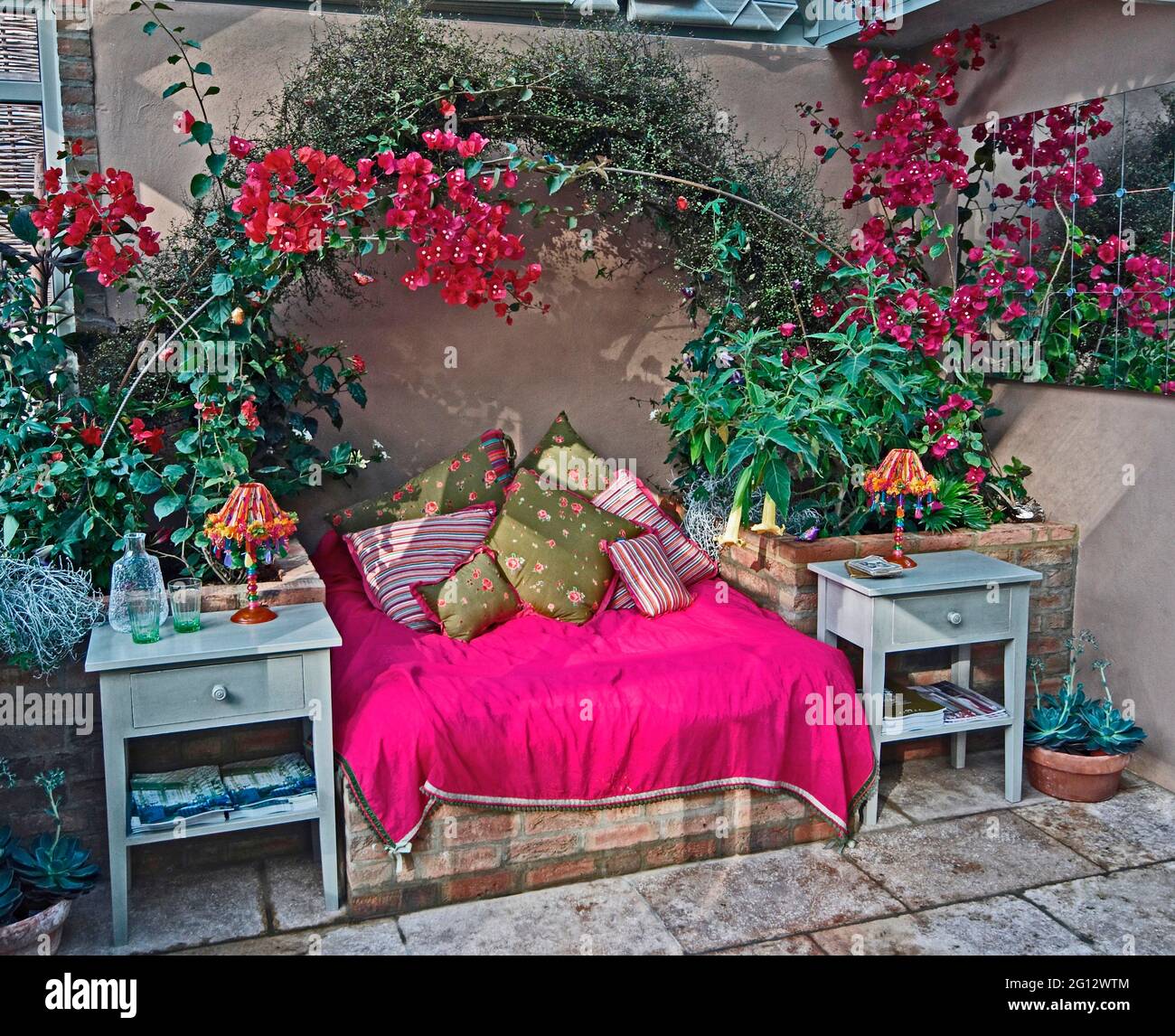 Un exótico y colorido conservatorio amueblado con coloridas bourgainvillea Foto de stock