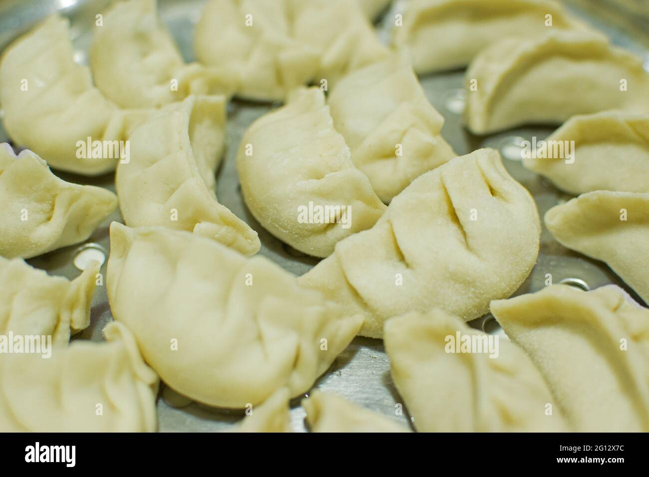 Momo , tipo de dumpling del sur de Asia; nativo del Tíbet, Nepal, Bután y Sikkim. Es similar a los baozi chinos y jiaozi, buuz mongol, gy japoneses Foto de stock