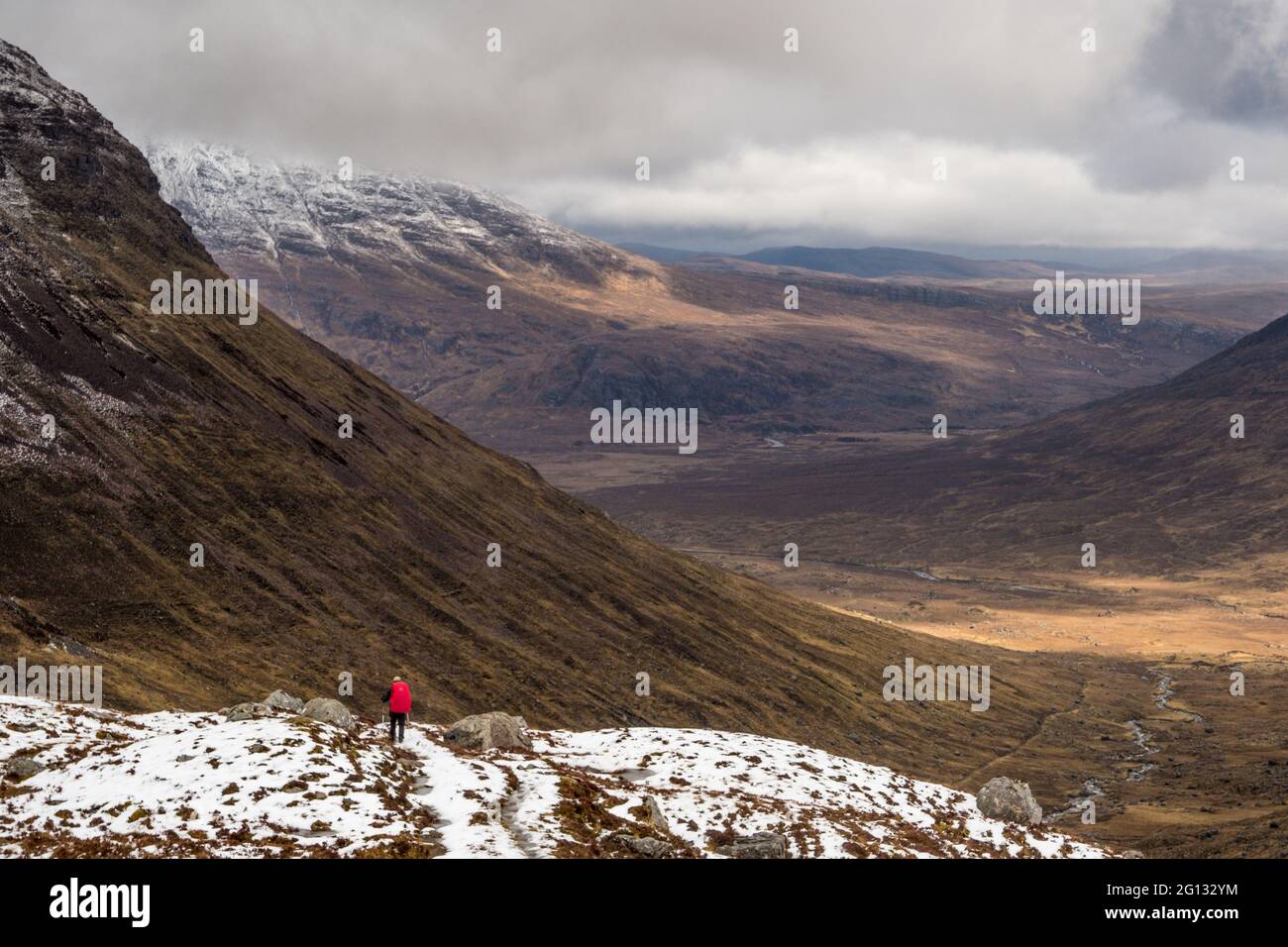 Un mochilero con mochila en las Tierras Altas del Noroeste de Escocia Foto de stock