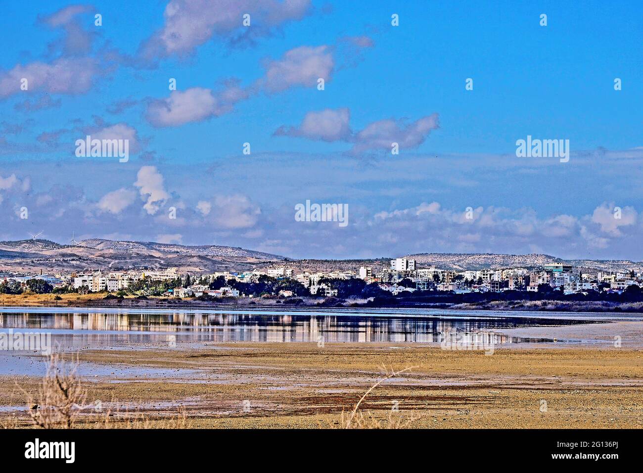 Vista a través de los lagos salados a la ciudad de Larnaca a finales de verano Foto de stock
