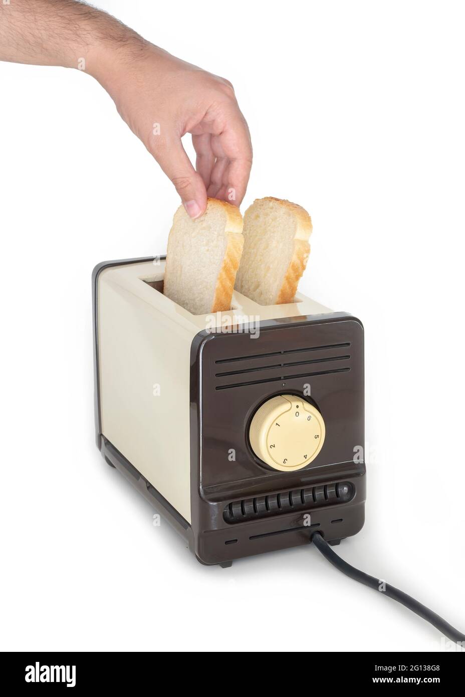 Manos masculinas poniendo pan en tostador, aislado sobre fondo blanco Foto de stock