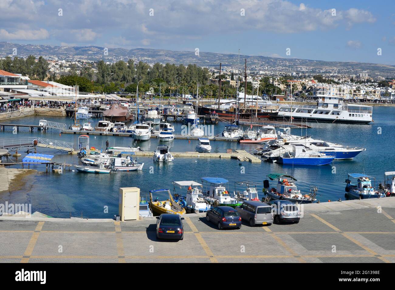 PAPHOS, SUR DE CHIPRE, 2016 DE JULIO El puerto en un ajetreado día de verano con mucha gente y barcos y mucha actividad de vacaciones. Foto de stock