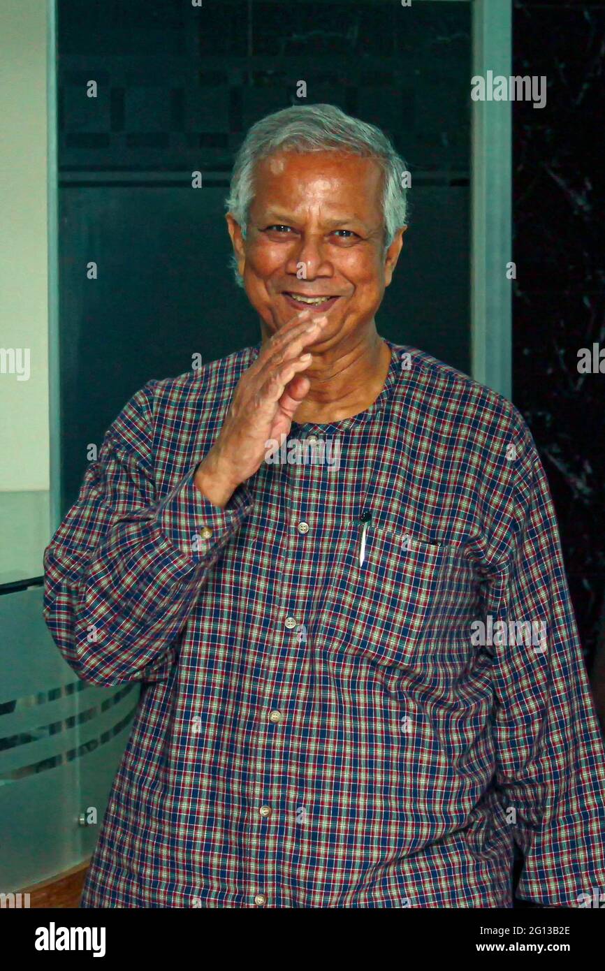 Bangladesh. “ 20 de septiembre de 2012: Muhammad Yunus, empresario social, banquero, economista y líder de la sociedad civil de Bangladesh, está escuchando Foto de stock