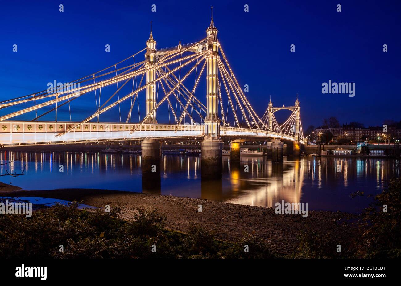 Reino Unido, Inglaterra, Londres, Battersea, Puente Albert cruzando el río Támesis por la noche. Foto de stock