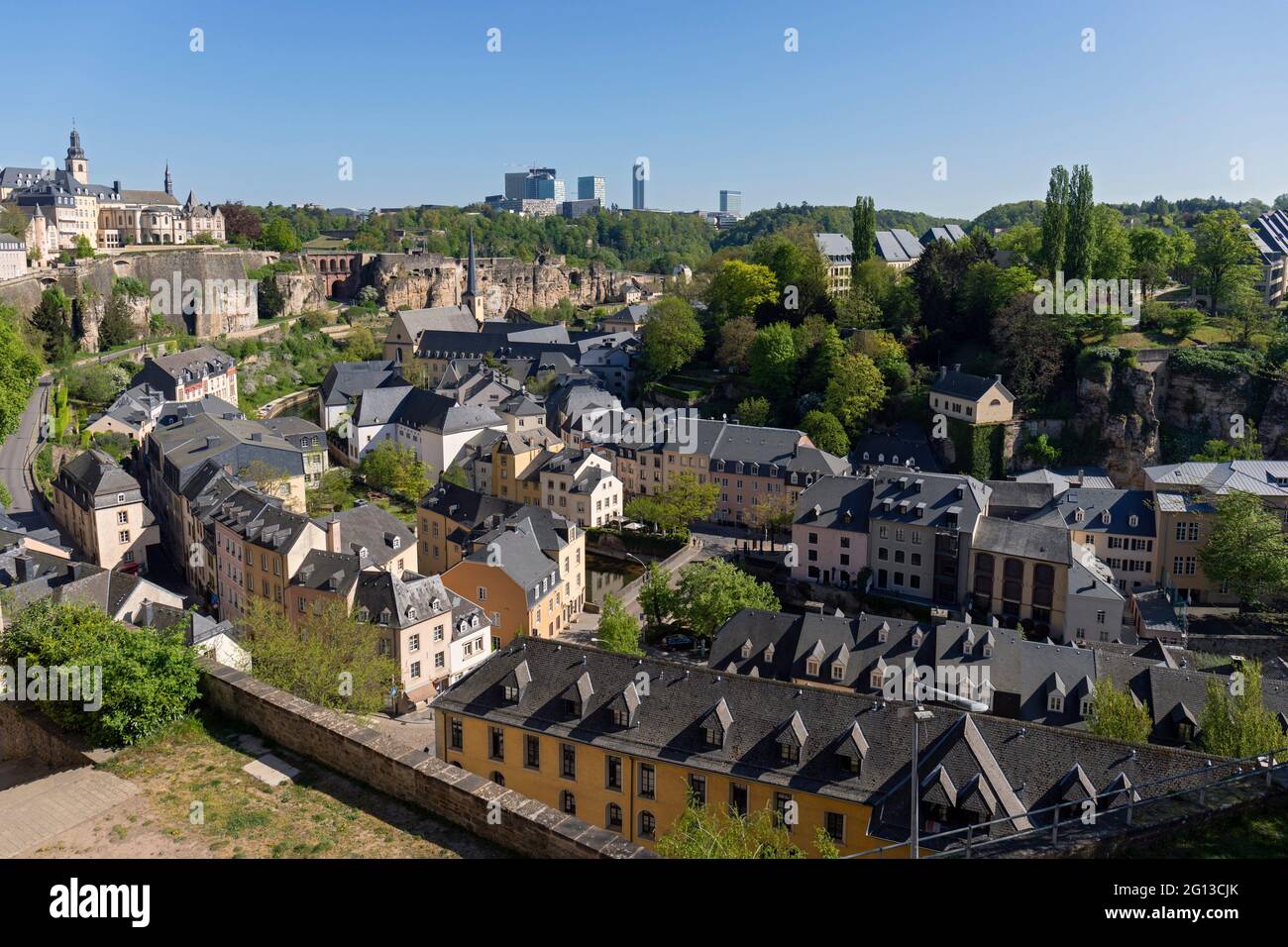 Europa, Luxemburgo, Luxemburgo, Luxemburgo, vistas al casco antiguo y a la garganta de Alzette hacia la meseta de Kirchberg. Foto de stock