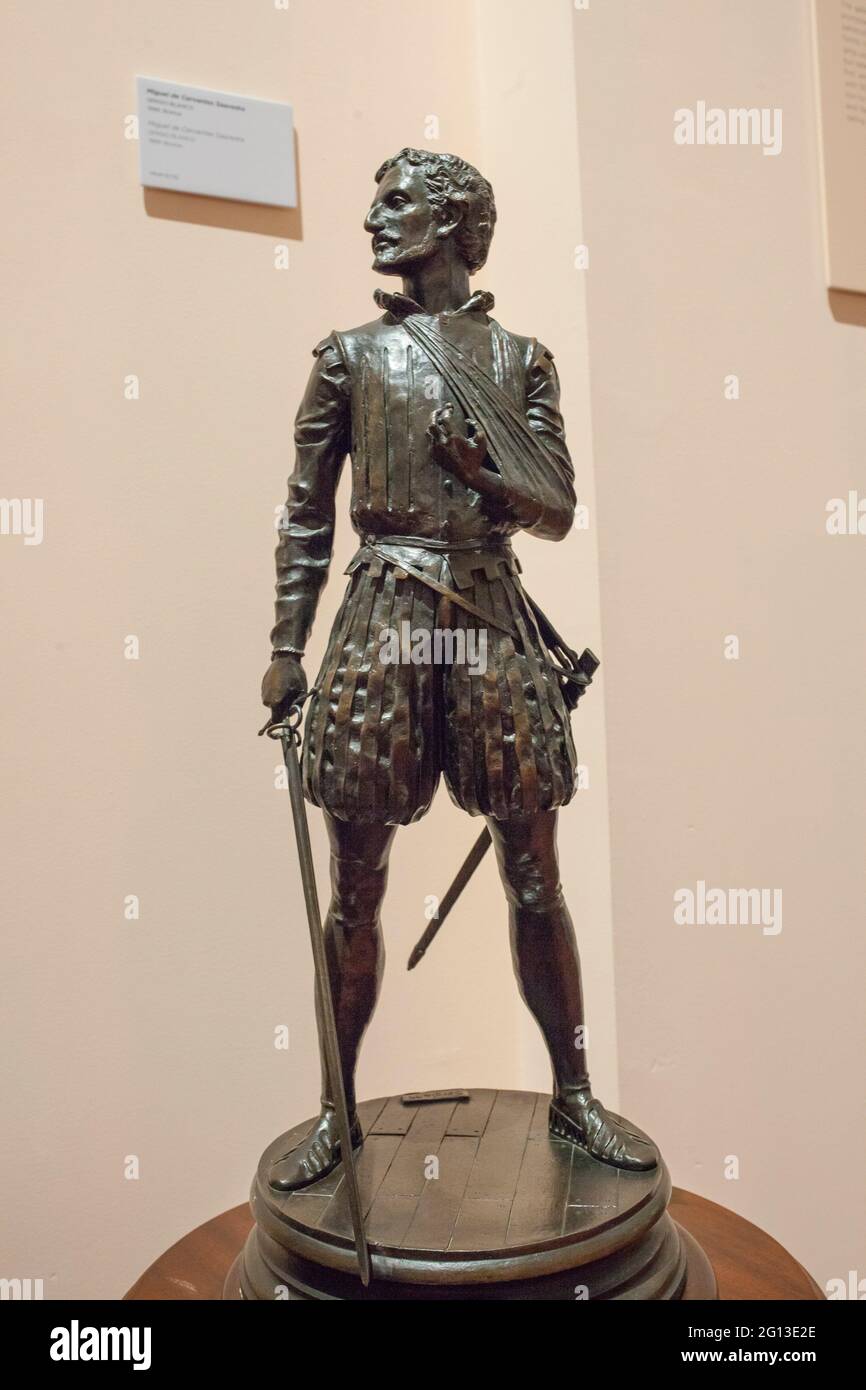 Madrid, España - 6th de marzo de 2021: Miguel de Cervantes Saavedra estatuilla, representada como soldado de la Batalla de Lepanto. Por Sergio Blanco, 1999. Museo Naval Foto de stock