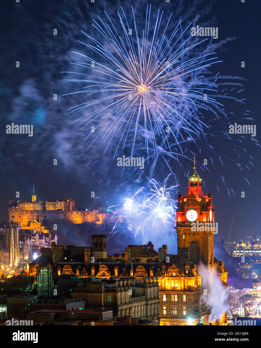 Fuegos artificiales sobre el Castillo de Edimburgo en Hogmanay (Fin de Año) en Edimburgo, Escocia, Reino Unido Foto de stock