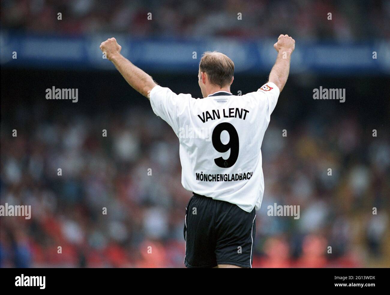 Muengersdorfer Stadion Colonia Alemania 19,8.2001, fútbol: Bundesliga  temporada 2001/02, 1 FC Koeln (KOE, rojo) vs Borussia Moenchengladbach  (BMG, blanco) 0:2 - Arie VAN LENT (BMG Fotografía de stock - Alamy