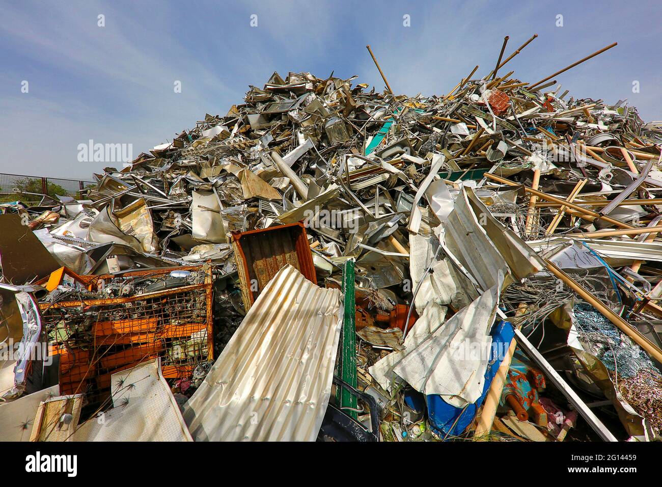 Montón de restos en el patio de chatarra en Albania Foto de stock