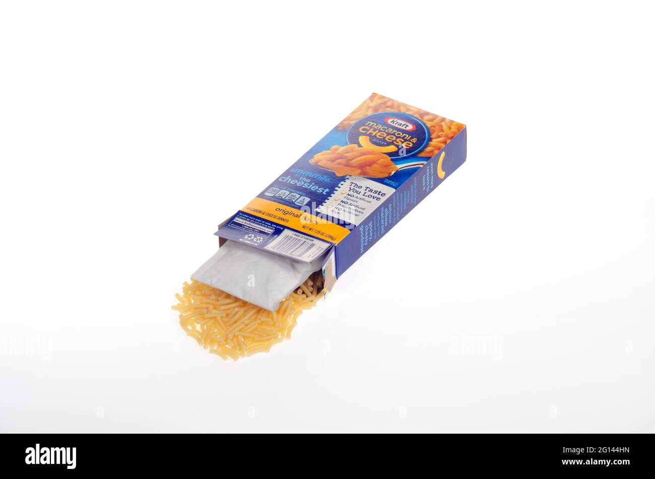 Caja abierta Kraft Macaroni & Cheese con codos de pasta y paquete de mezcla de queso sobre fondo blanco Foto de stock