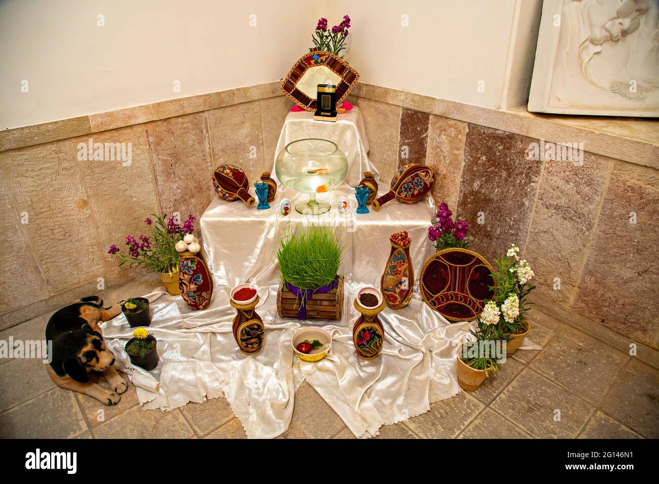 Mesa de Año Nuevo Persa conocida como Haftsin o Mesa Nowruz con siete artículos comenzando con la letra S, durante las celebraciones del Nowruz, en Kerman, Irán Foto de stock