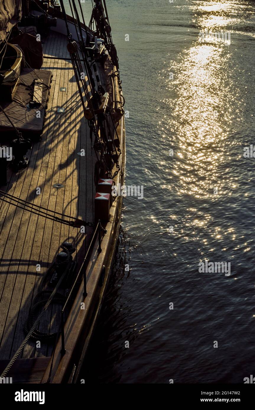 Terraza eines Traditions-Holzbootes im Hamburger Hafen Foto de stock