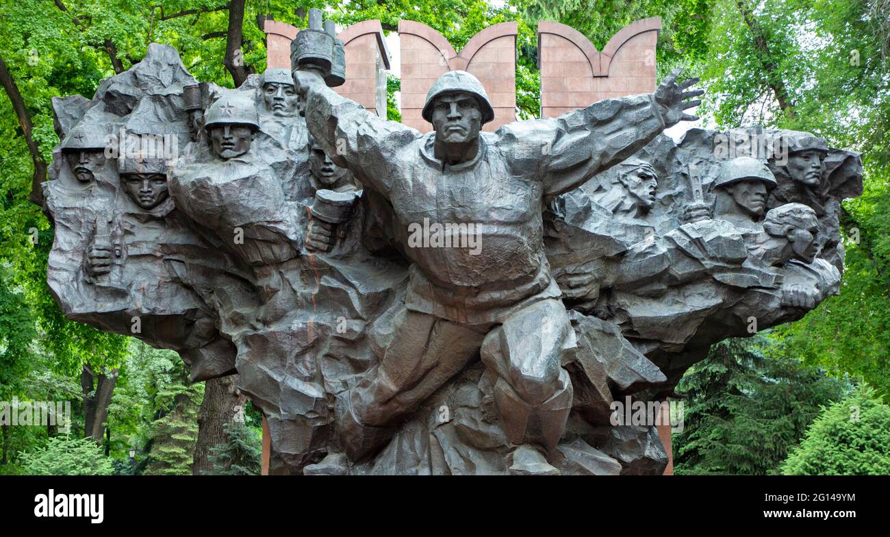 Monumento conmemorativo de la Guerra Mundial de 2 en el parque público Panfilov, en Almaty, Kazajstán Foto de stock