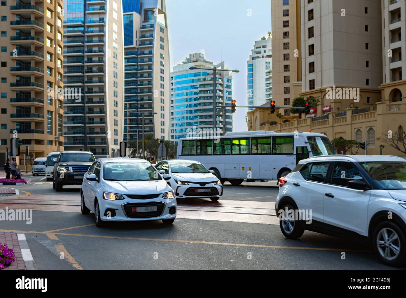 DUBAI, EAU - MARZO de 2020: Al Sayorah St en Dubai Marina, EAU Foto de stock