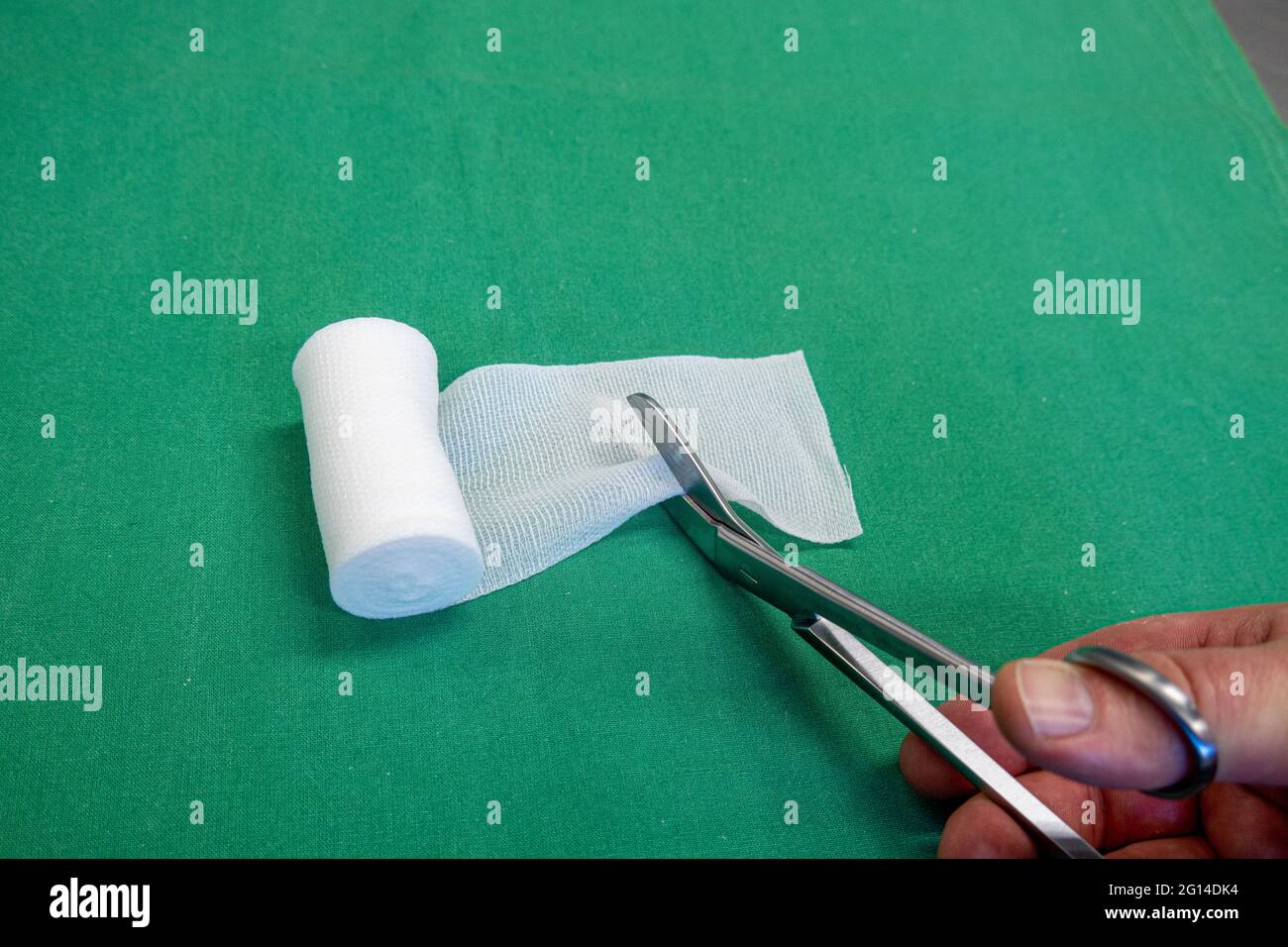 se corta un vendaje médico blanco con tijeras Fotografía de stock Alamy