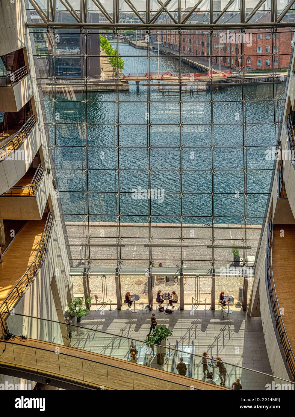 Una enorme ventana en la biblioteca real de Copenhague frente a la cual los estudiantes tienen su almuerzo, Copenhague, 26 de mayo de 2021 Foto de stock
