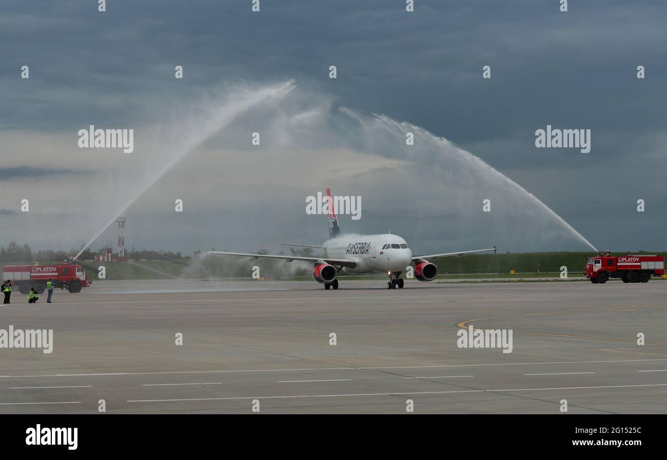 Rostov sobre Don, Rusia. 4th de junio de 2021. Un avión de pasajeros Airbus À319 de la aerolínea Air Serbia recibió la bienvenida en el aeropuerto de Platov. A partir del 4 de junio de 2021, Air Serbia comienza a operar vuelos directos entre Belgrado y Rostov-On dos veces por semana. Crédito: Erik Romanenko/TASS/Alamy Live News Foto de stock