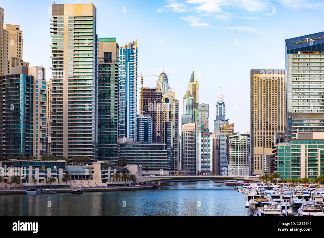 DUBAI, Emiratos Árabes Unidos - MARZO de 2020: Vista del puerto deportivo de Dubai Foto de stock