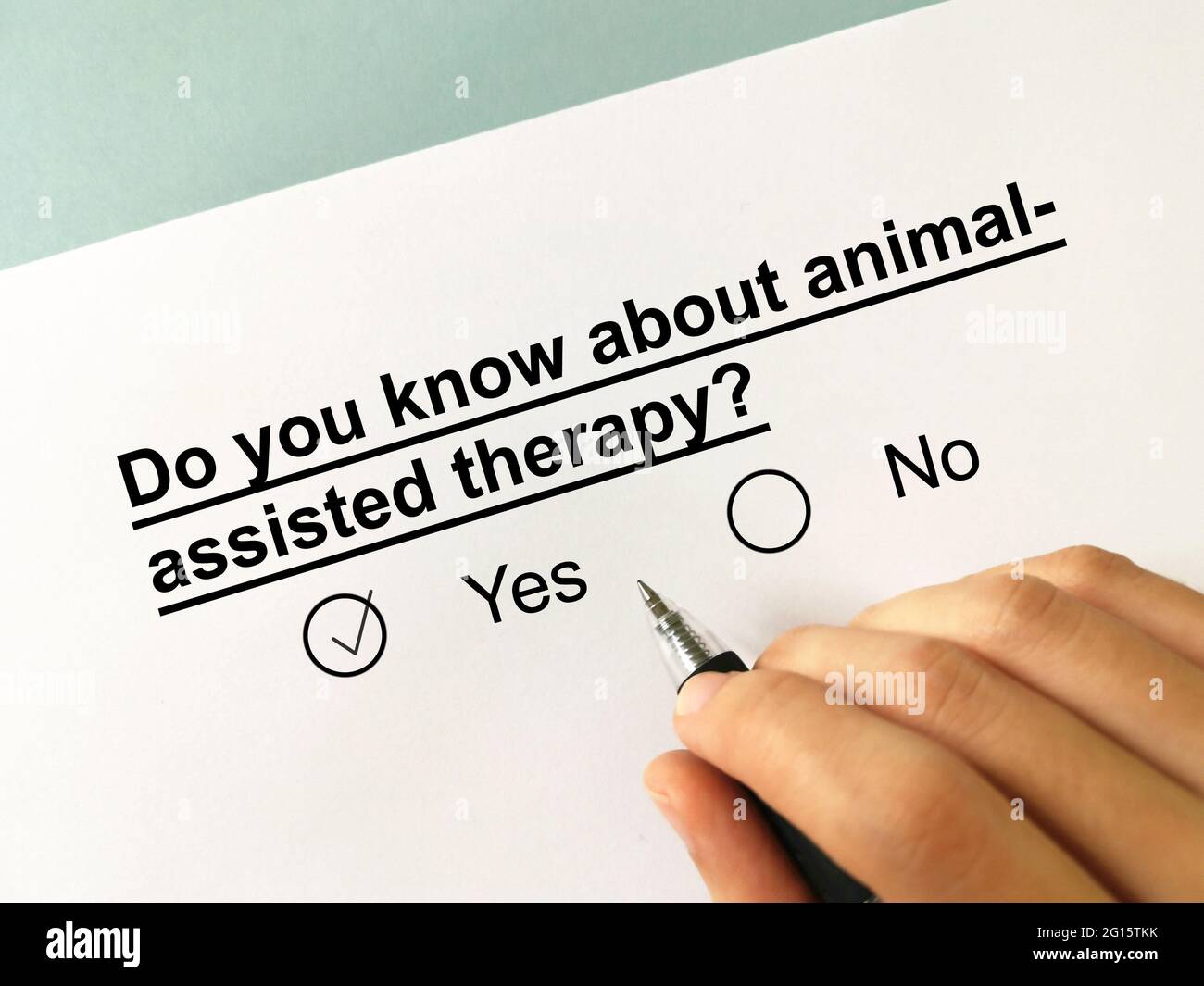 Una persona está respondiendo a la pregunta sobre la terapia. Él sabe sobre la terapia asistida con animales Foto de stock