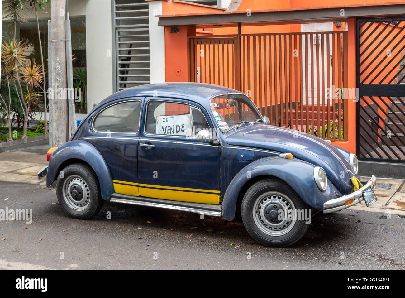 Énfasis rompecabezas Mareo Un viejo Volkswagen Beetle en venta en la calle en Miraflores, Lima, Perú  Fotografía de stock - Alamy