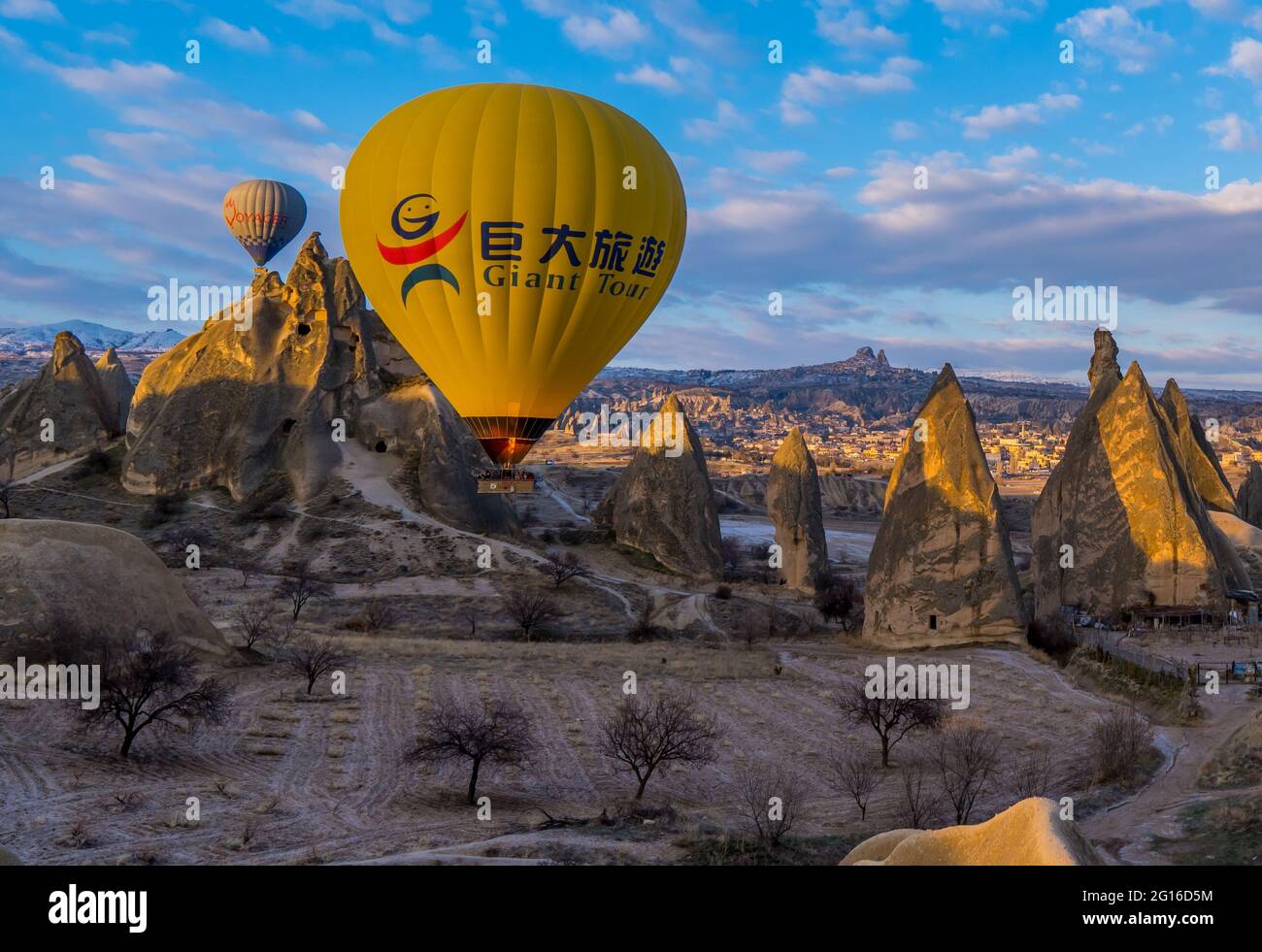Göreme, Turquía - 20 de marzo de 2020 - globos aerostáticos volando sobre chimeneas de hadas y formaciones rocosas en Göreme, Capadocia Foto de stock