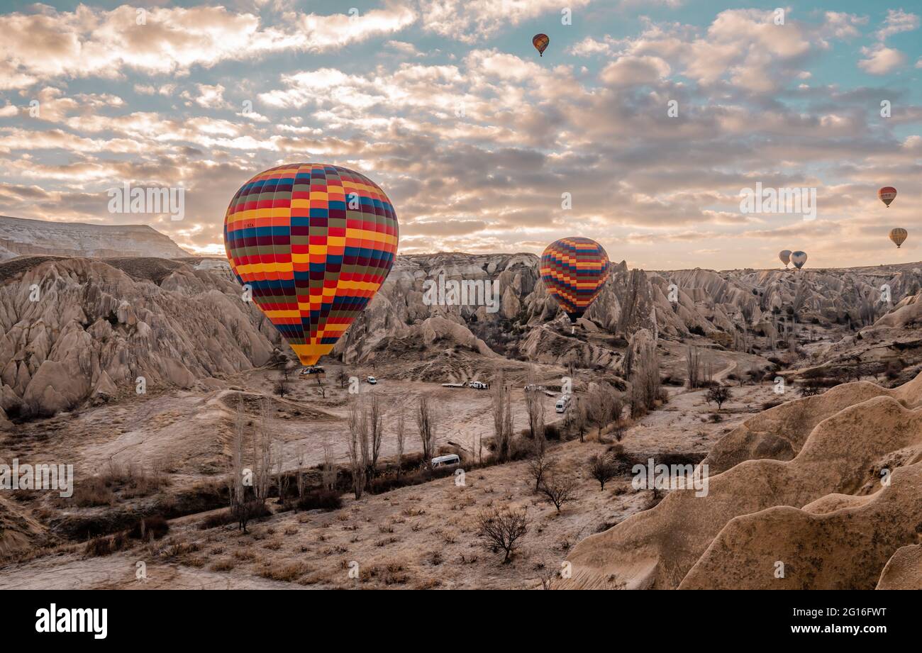 Göreme, Turquía - 20 de marzo de 2020 - globos aerostáticos volando sobre chimeneas de hadas y formaciones rocosas en Göreme, Capadocia Foto de stock