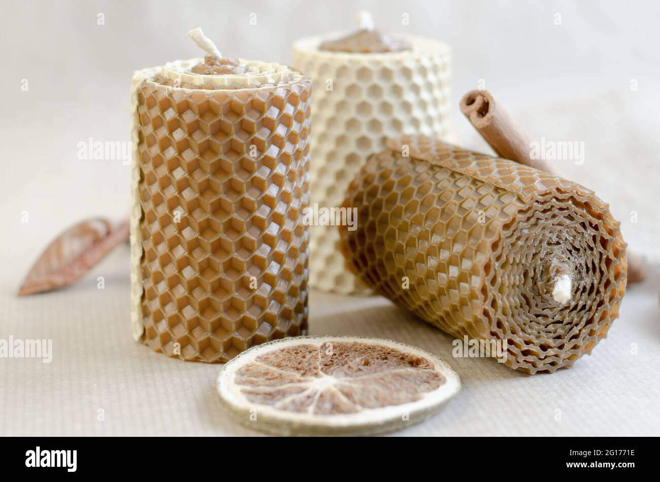 Velas decorativas de cera de abejas con aroma a miel para interiores y  tradición.