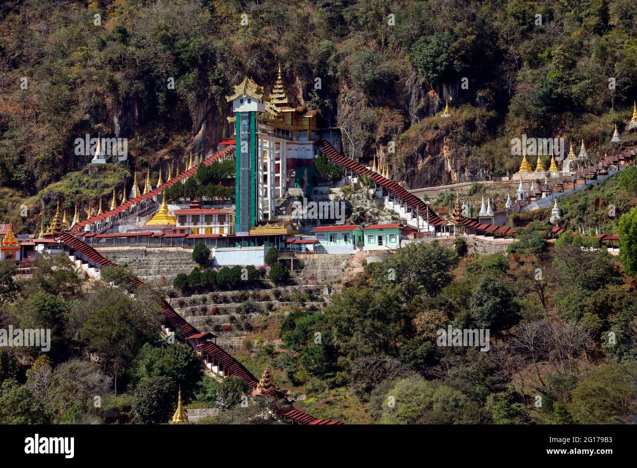 La entrada al templo de la cueva de Pindaya, en lo alto de una colina en Myanmar (Birmania). El interior del templo de la cueva contiene más de 8000 imágenes de Buda el earli Foto de stock