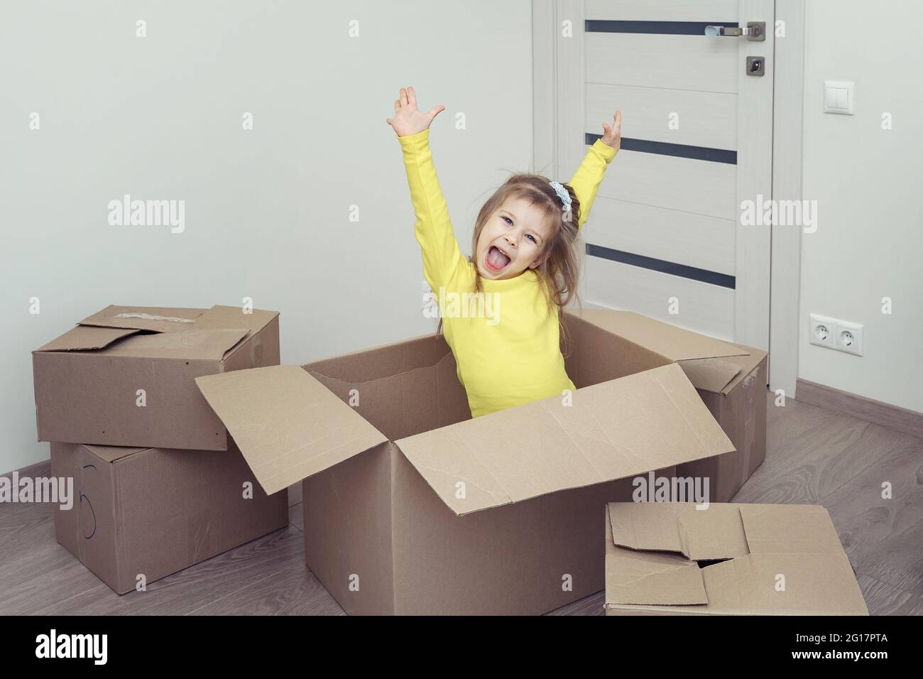 Simplemente nos mudamos a un nuevo hogar. Concepto conmovedor Foto de stock
