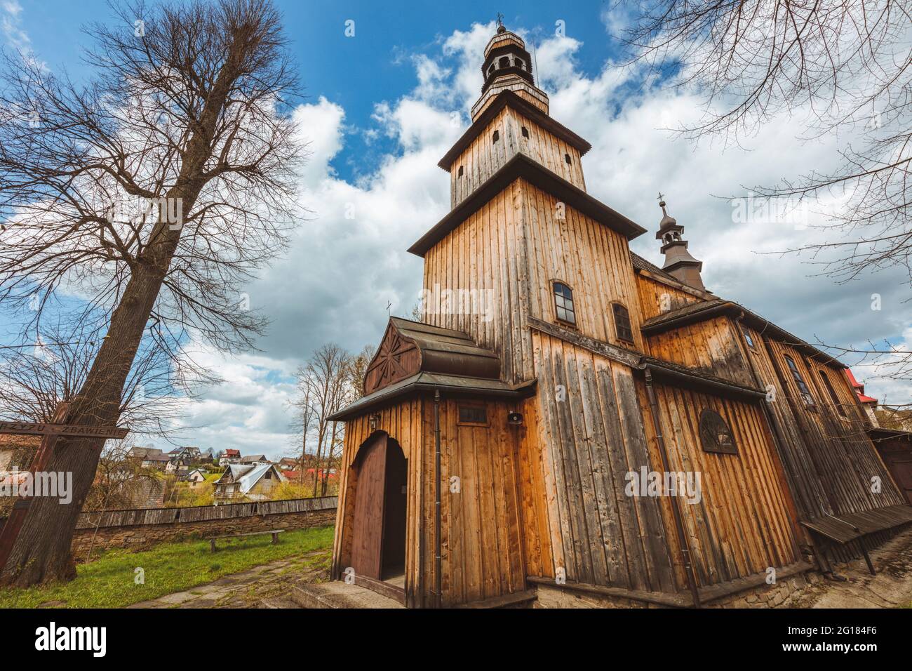 Iglesia de madera en Kasina Wielka. Polonia menor, Polonia. Foto de stock
