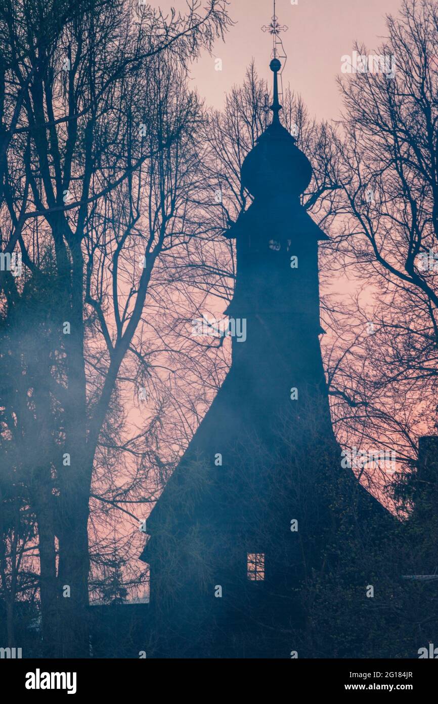 Iglesia de madera de Santa Ana en Nowy Targ. Polonia menor, Polonia. Foto de stock
