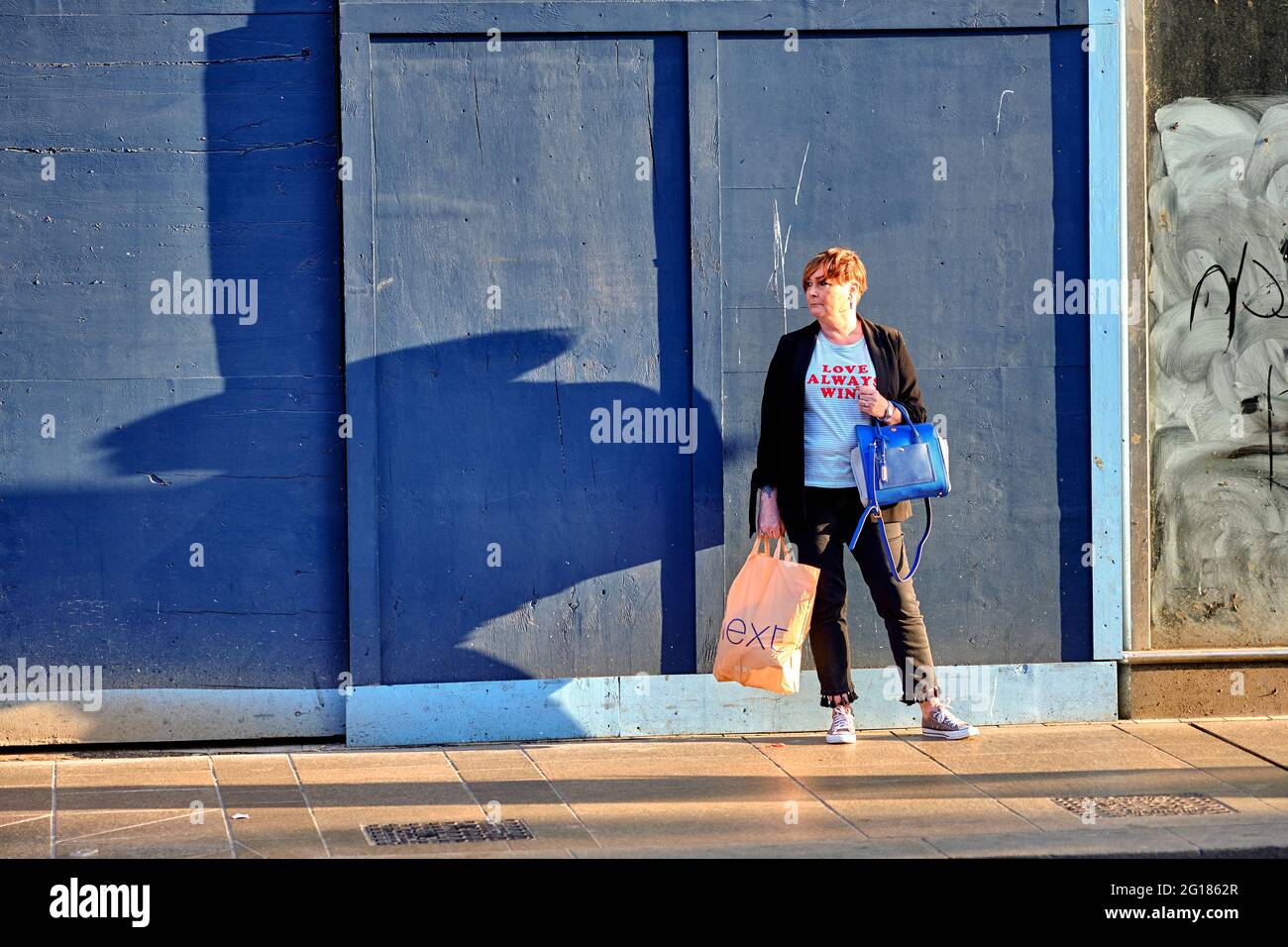 El amor siempre gana la mujer camiseta día soleado, en el centro de la ciudad de Belfast, Irlanda del Norte, Reino Unido, 2018 Foto de stock