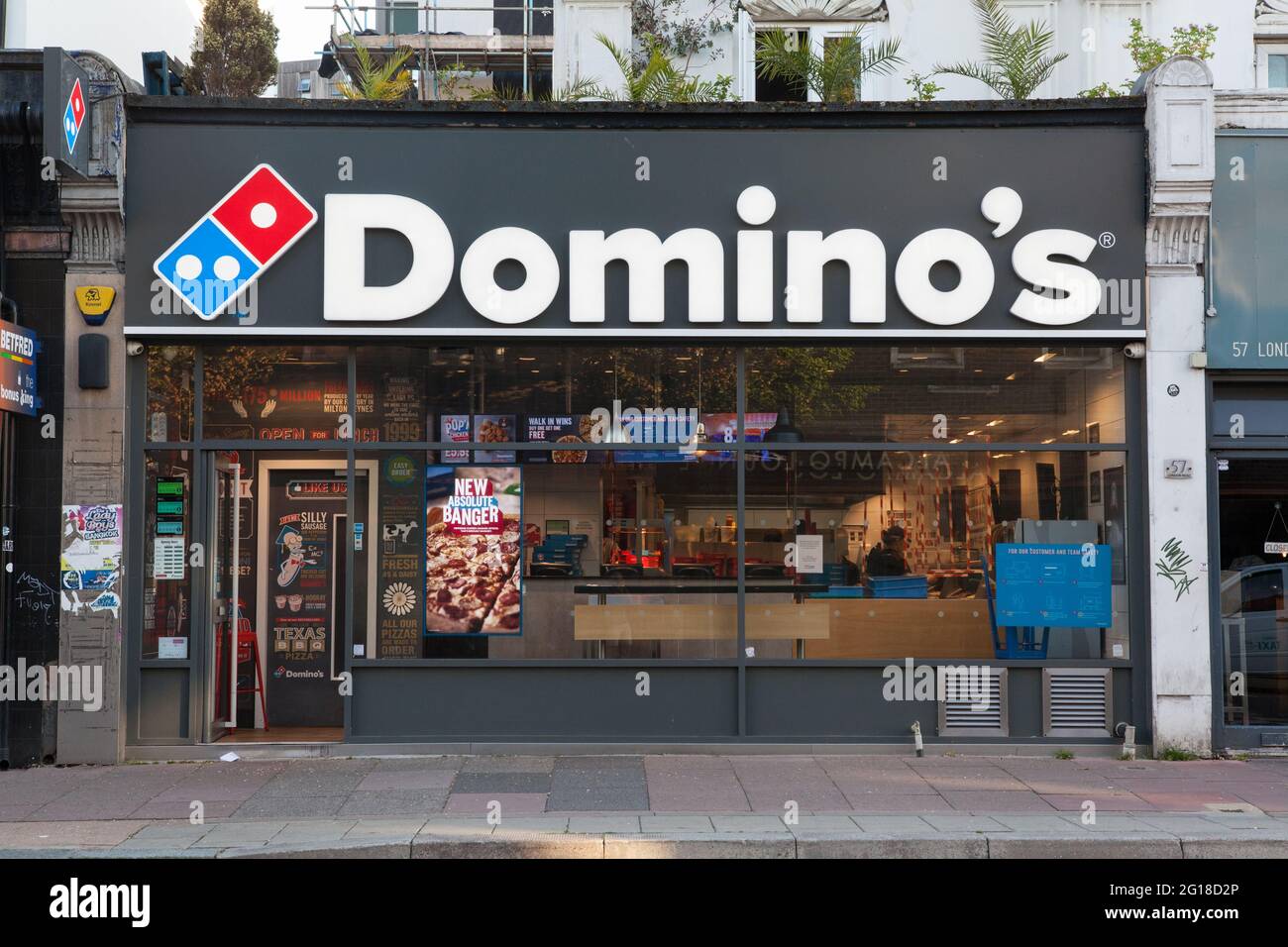 Restaurante Domino's Pizza Takeaway en Brighton, Reino Unido Foto de stock