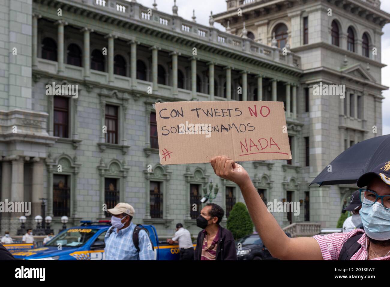 Protesta contra la corrupción del gobierno de guatemala y la persecución de líderes de la sociedad civil. Días antes de la visita del vicepresidente de EE.UU. Kamala Harris Foto de stock