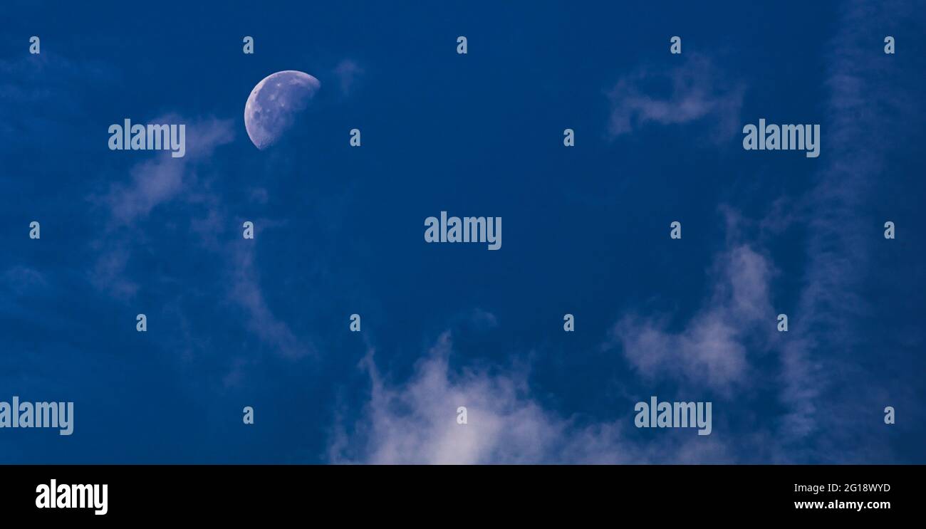 Vollmond bei klarer Nacht als Panorama Postkarten Motiv. Klarer Himmel mit dem Mond im Hintergrund. Blauer, strahlender Himmel mit leichten Wolkenband Foto de stock