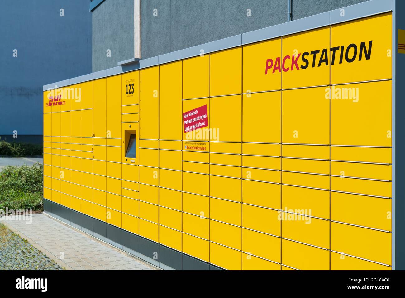 Alemania , Forst , 05.06.2021 , una estación de embalaje de DHL Foto de stock
