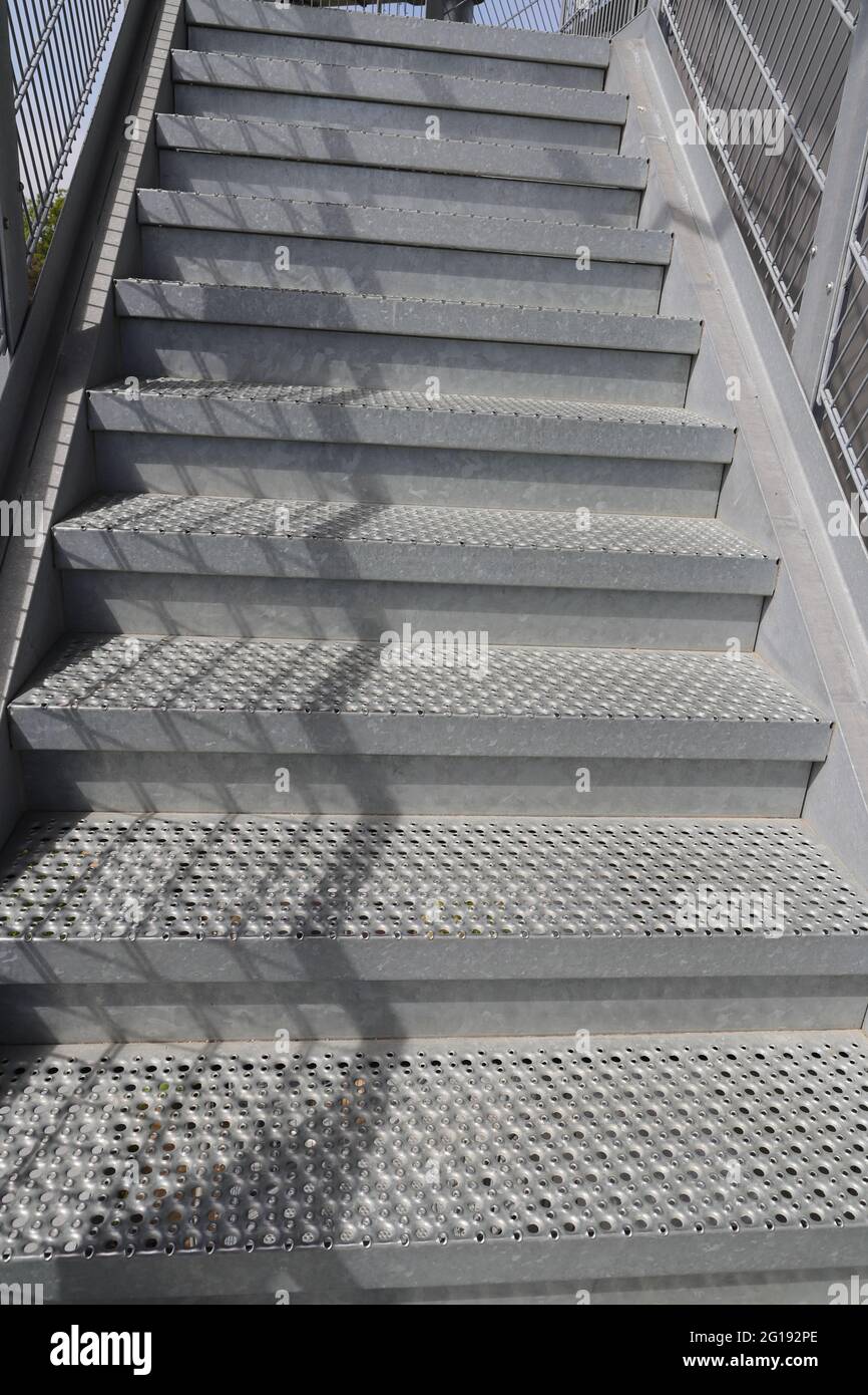 Una escalera con pasamanos de acero galvanizado Fotografía de stock - Alamy