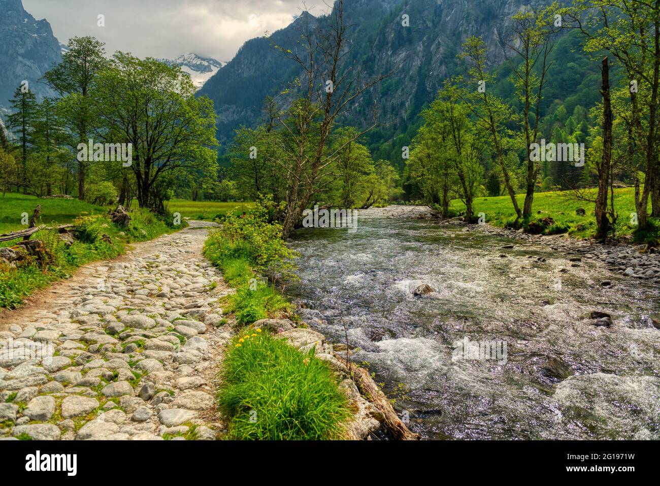 la montaña y el río a través del valle en la temporada de primavera Foto de stock