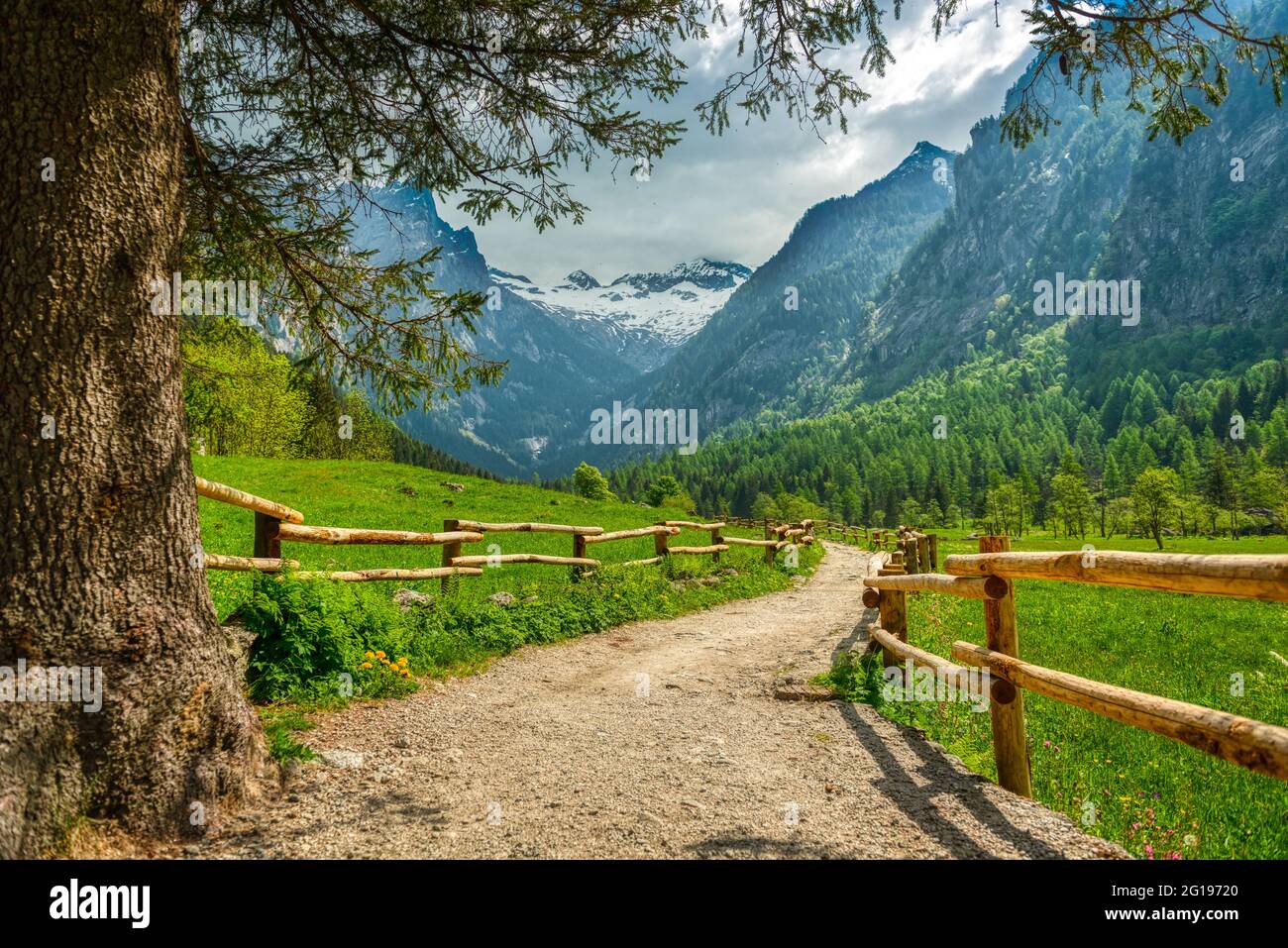 Camino de montaña en el Valle de Mello, temporada de primavera Foto de stock