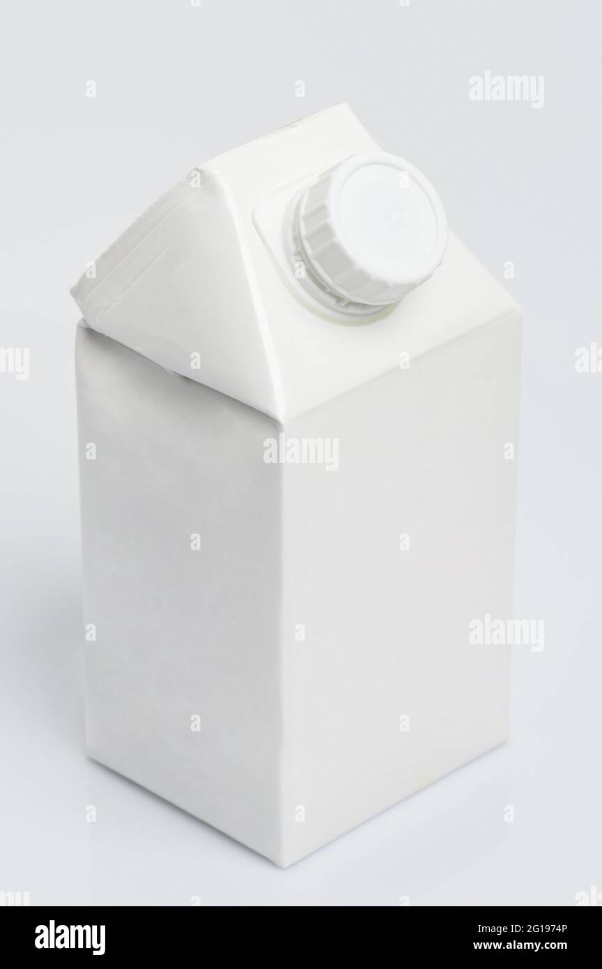 Caja blanca de medio litro aislada en fondo vista 3D Foto de stock