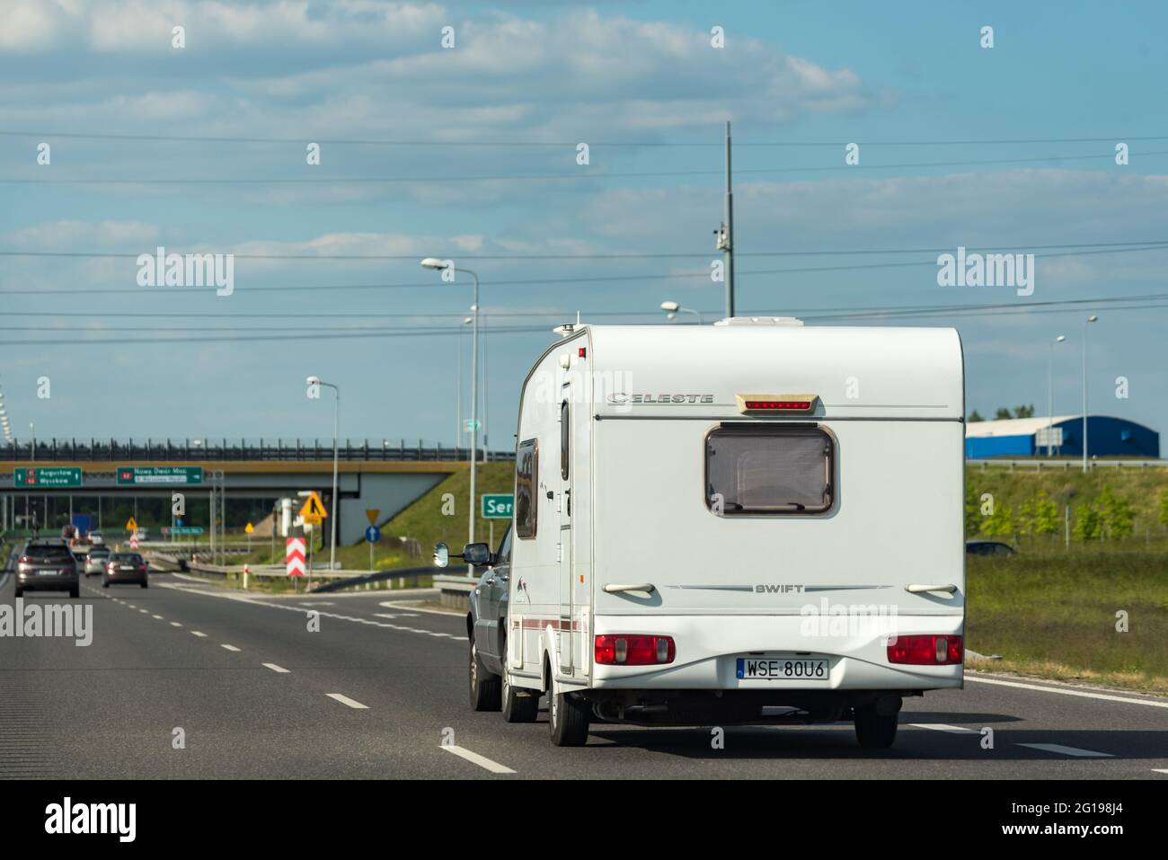 Varsovia, Polonia - 2 de junio de 2021: Vehículo de pasajeros con caravana. El turismo durante una pandemia. Escape de la ciudad. Foto de stock