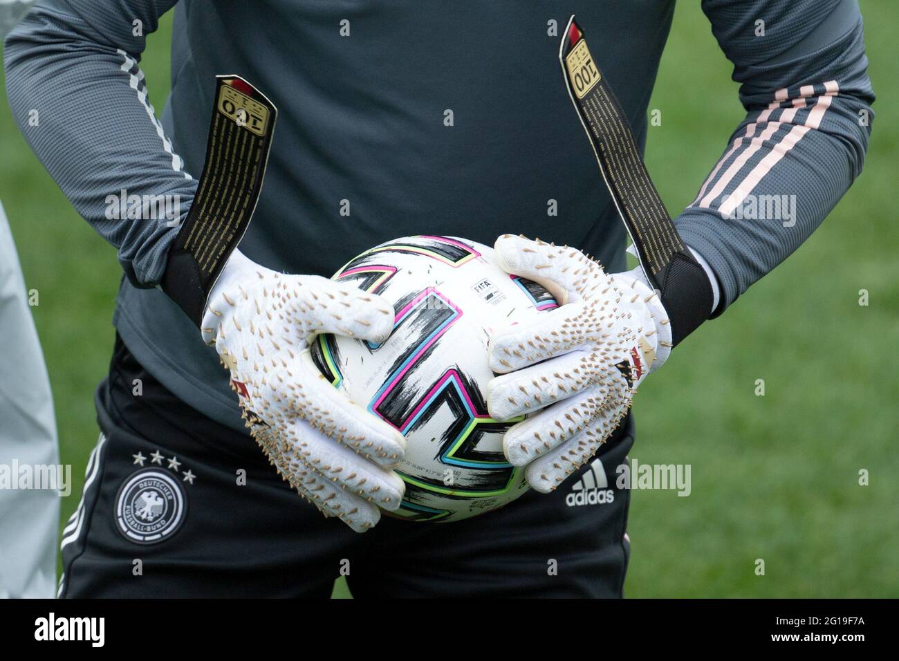 Seefeld, 06th de junio de 2021. Fútbol: Equipo nacional, de El portero alemán Manuel Neuer lleva guantes de portero, que recibió para su partido internacional de 100th. Crédito: Federico