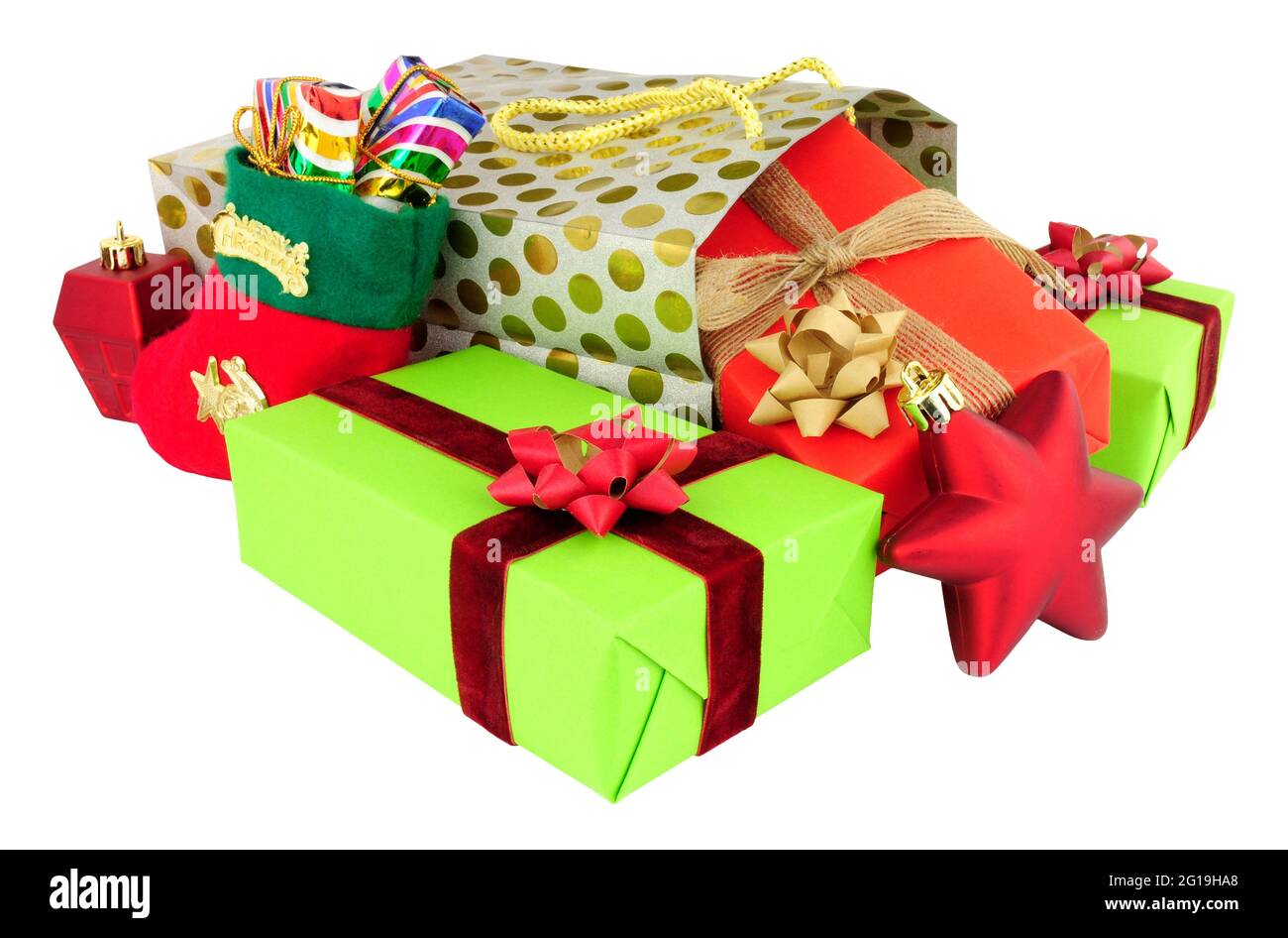 Grupo de regalos de Navidad envueltos aislados sobre un fondo blanco  Fotografía de stock - Alamy