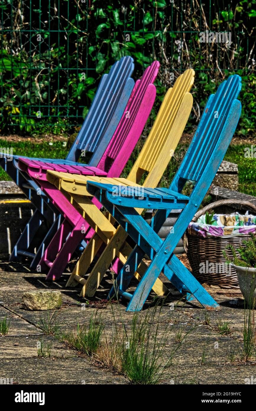 coloridas sillas de jardín de madera Foto de stock