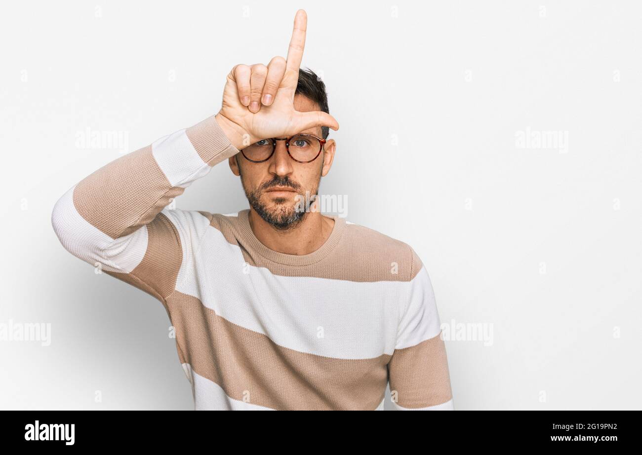 Hombre guapo con barba vestir ropa informal y gafas para divertirse con las personas con los dedos en la frente haciendo gestos perdedor burlarse e insultar Fotografía de stock - Alamy Hombre guapo con barba vestir ropa informal y gafas para divertirse con las personas con los dedos en la frente haciendo gestos perdedor burlarse e insultar Fotografía de stock - Alamy