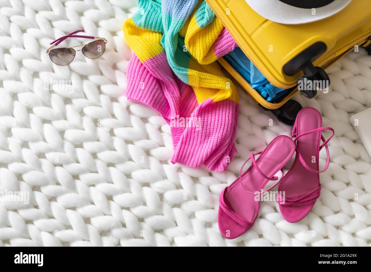 Top vista maleta amarilla con las cosas necesarias para prepararse para  vacaciones de verano de viaje en cuadros de punto Fotografía de stock -  Alamy