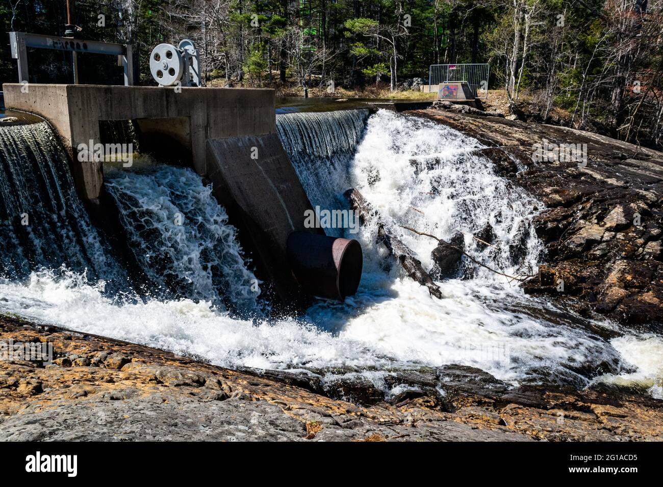 La presa del lago Kearney en Nova scotia canadá a principios de la primavera Foto de stock