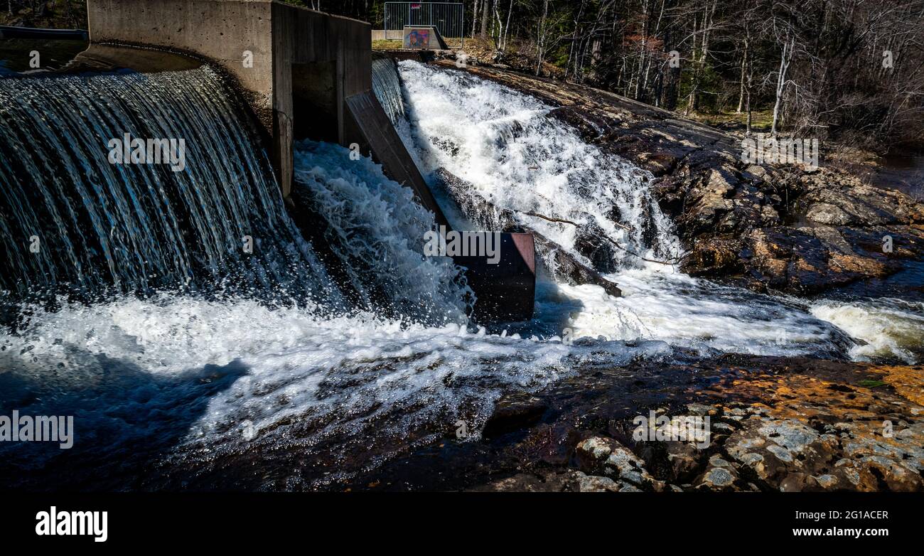 La presa del lago Kearney en Nova scotia canadá a principios de la primavera Foto de stock