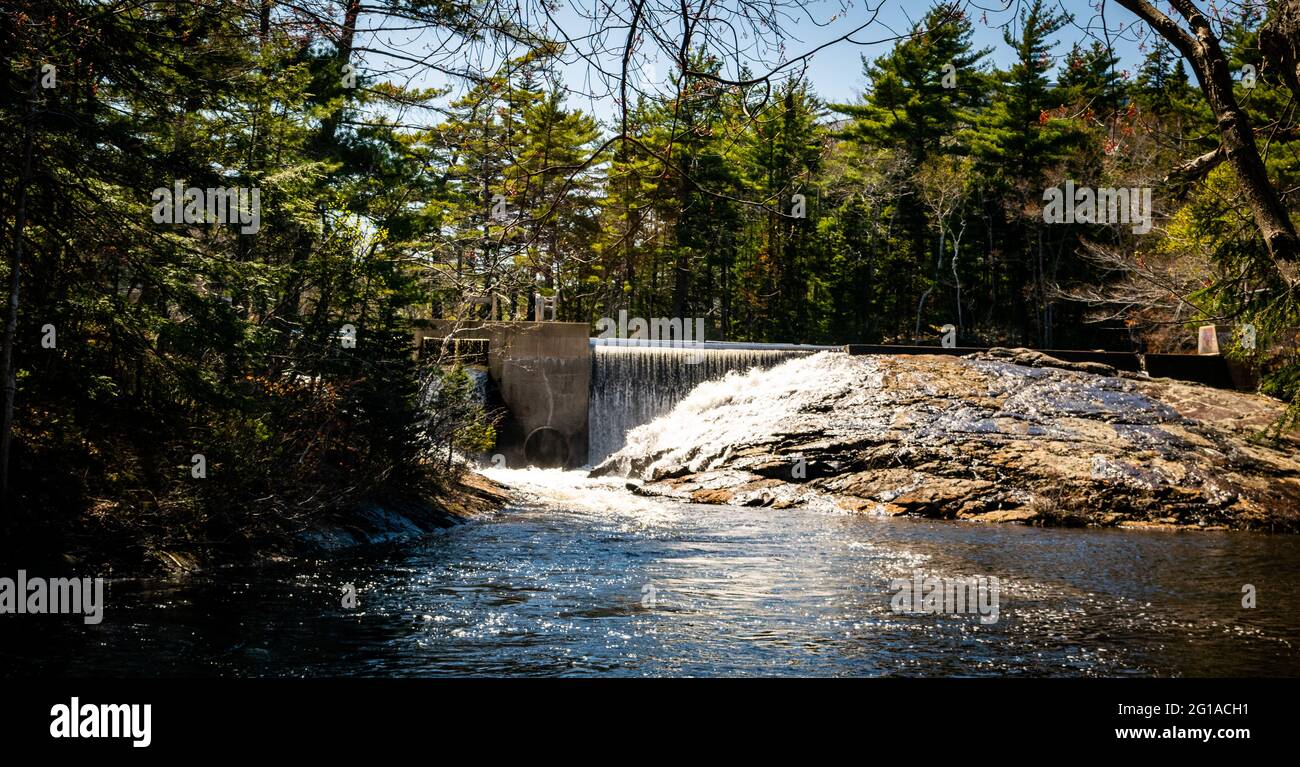 La presa del lago Kearney en Nova scotia canadá a principios de la primavera Foto de stock